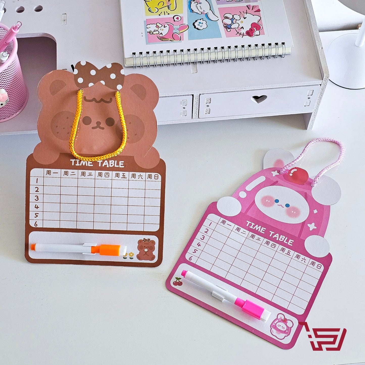 سبورة صغيرة مع قلم وممحاة