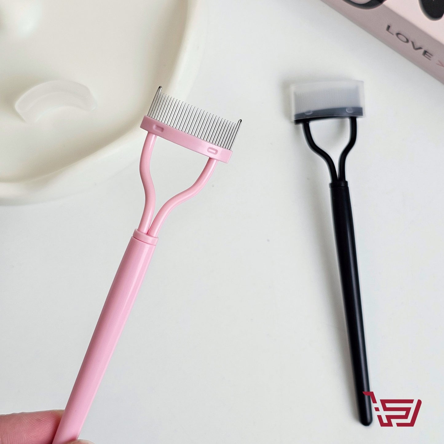 اداة فصل الرموش بأسنان معدنية