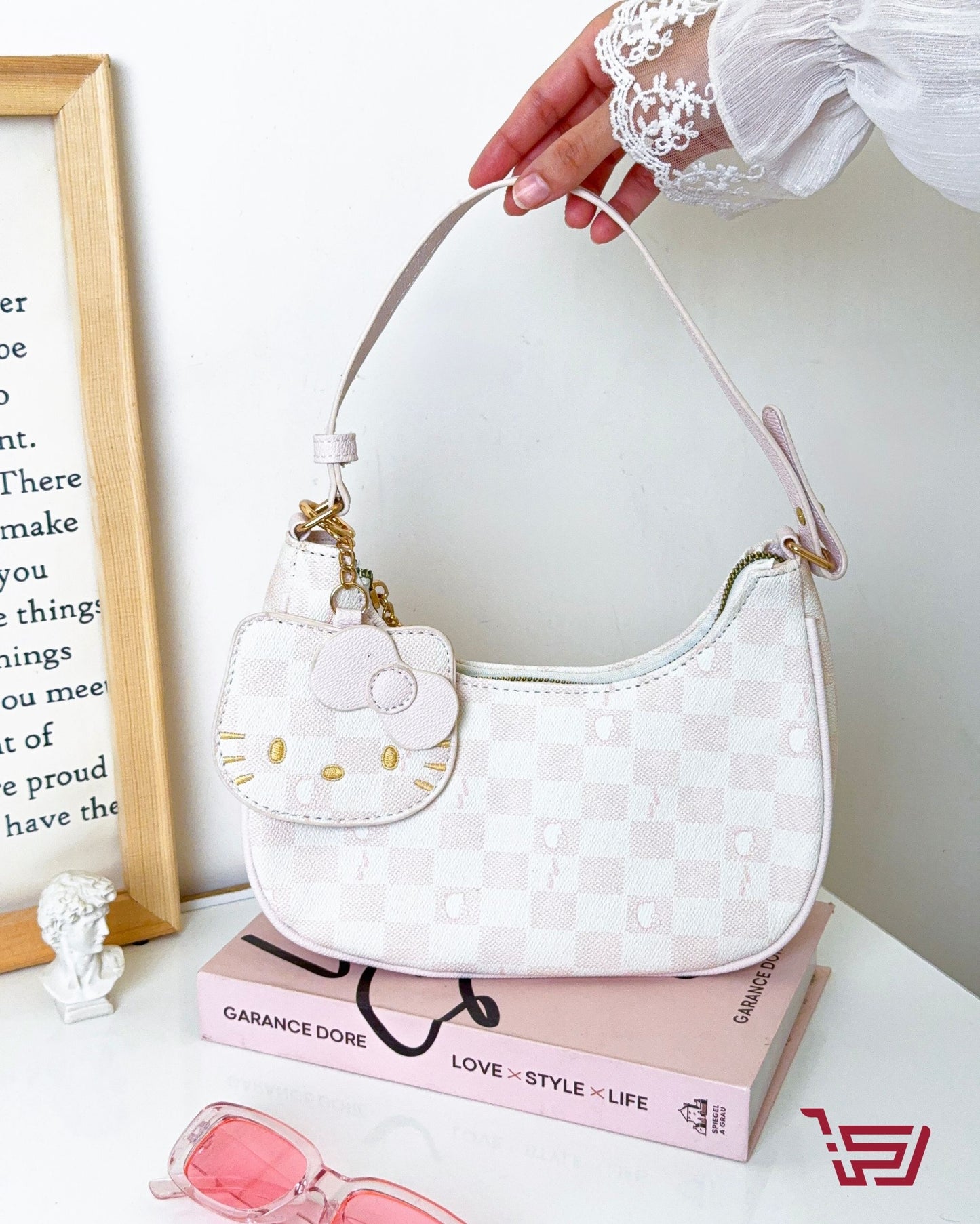 حقيبة يد صغيرة مع مدالية هيلو كيتي