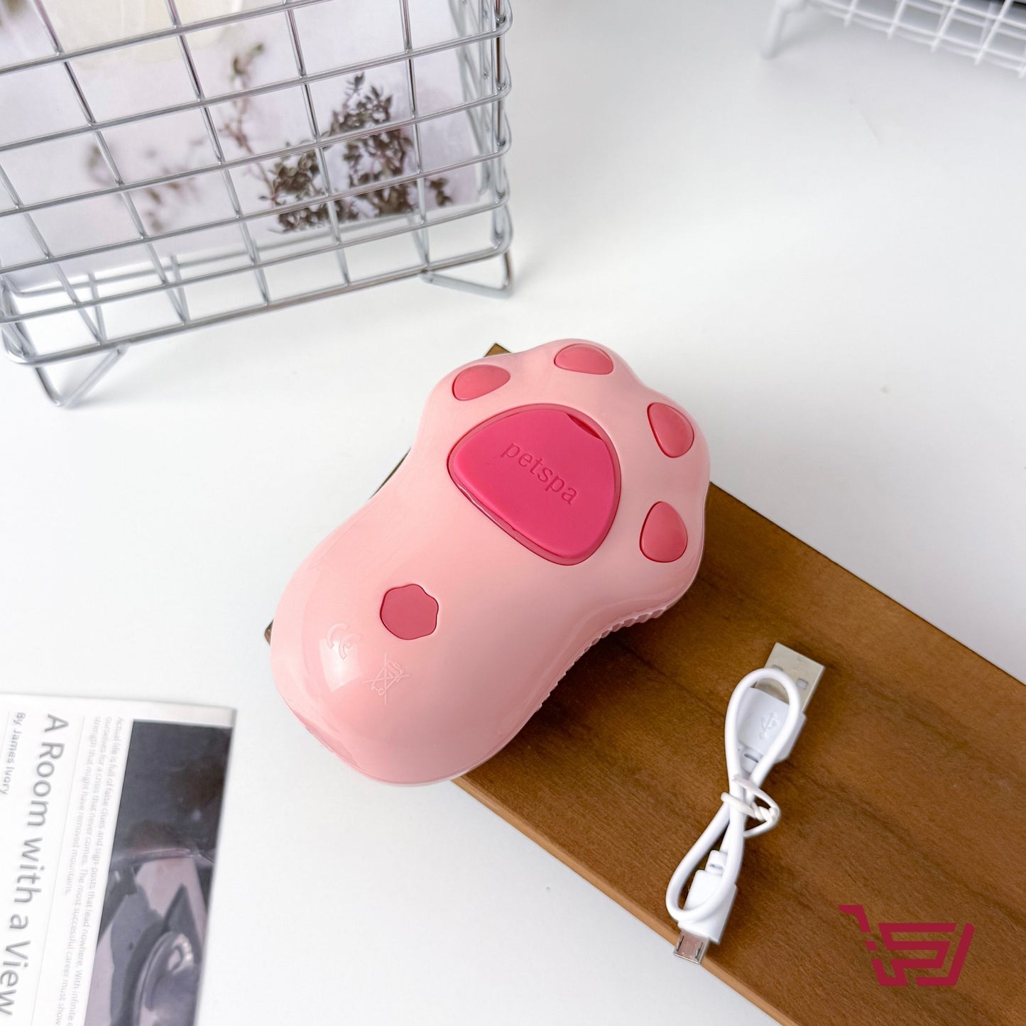 مشط مع بخاخ ماء للقطط