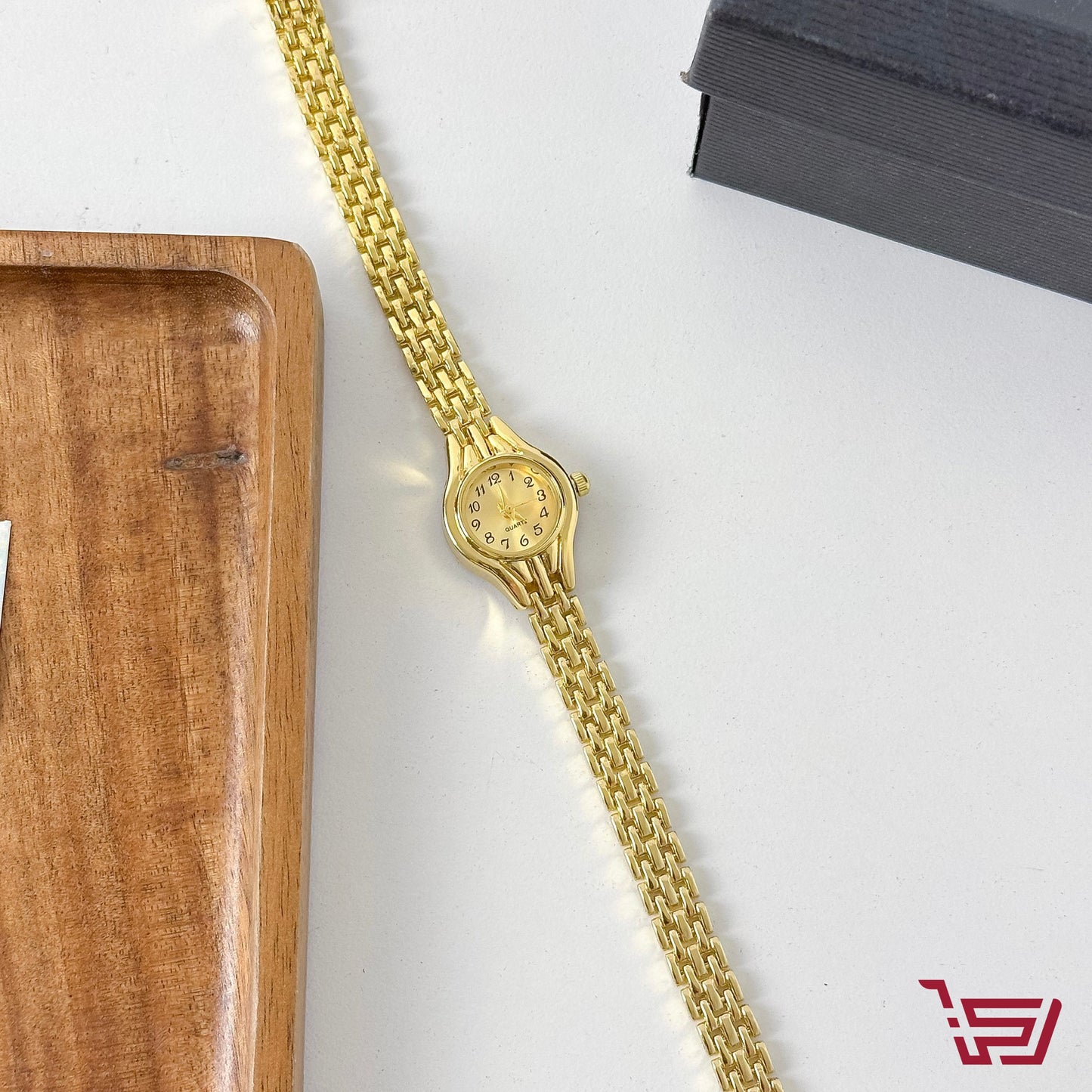 ساعة يد ذهبية