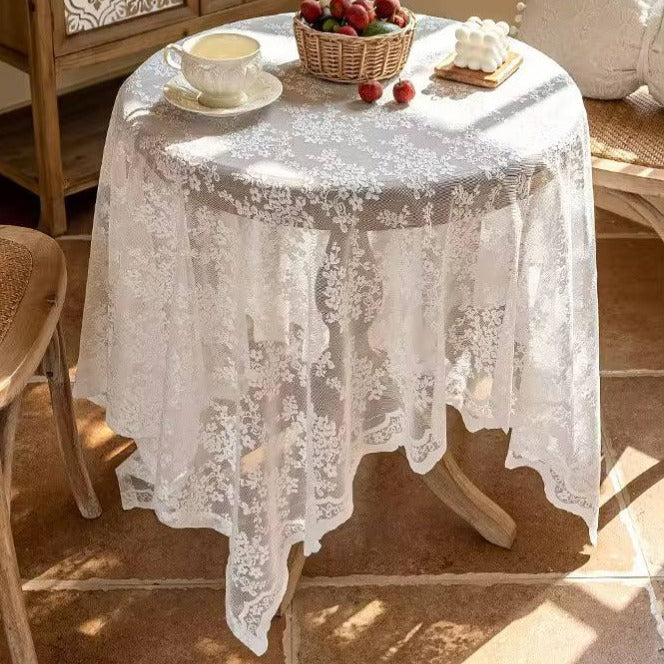 مفرش طاولة دائرية بتطريز زهور