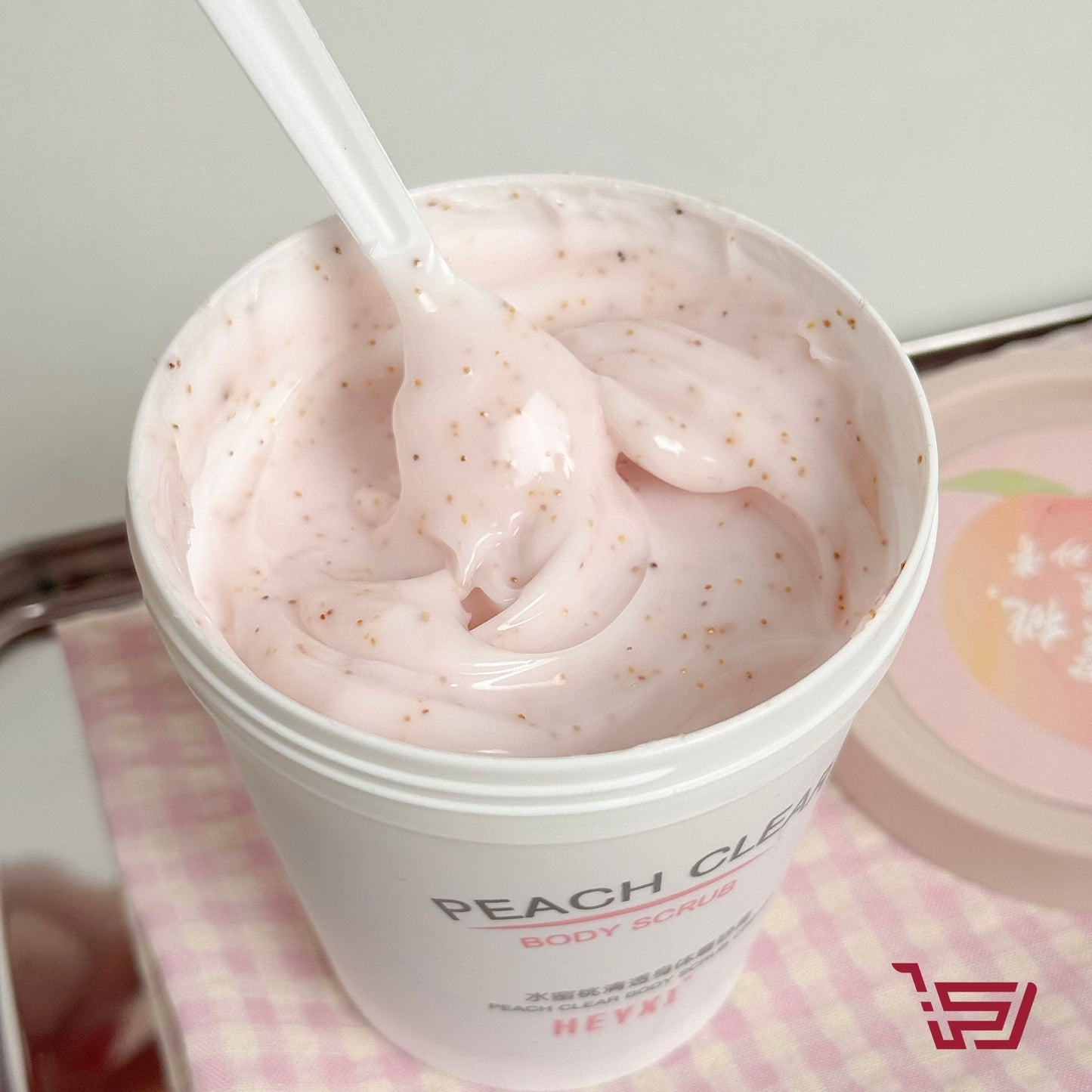 مقشر جسم برائحة الخوخ