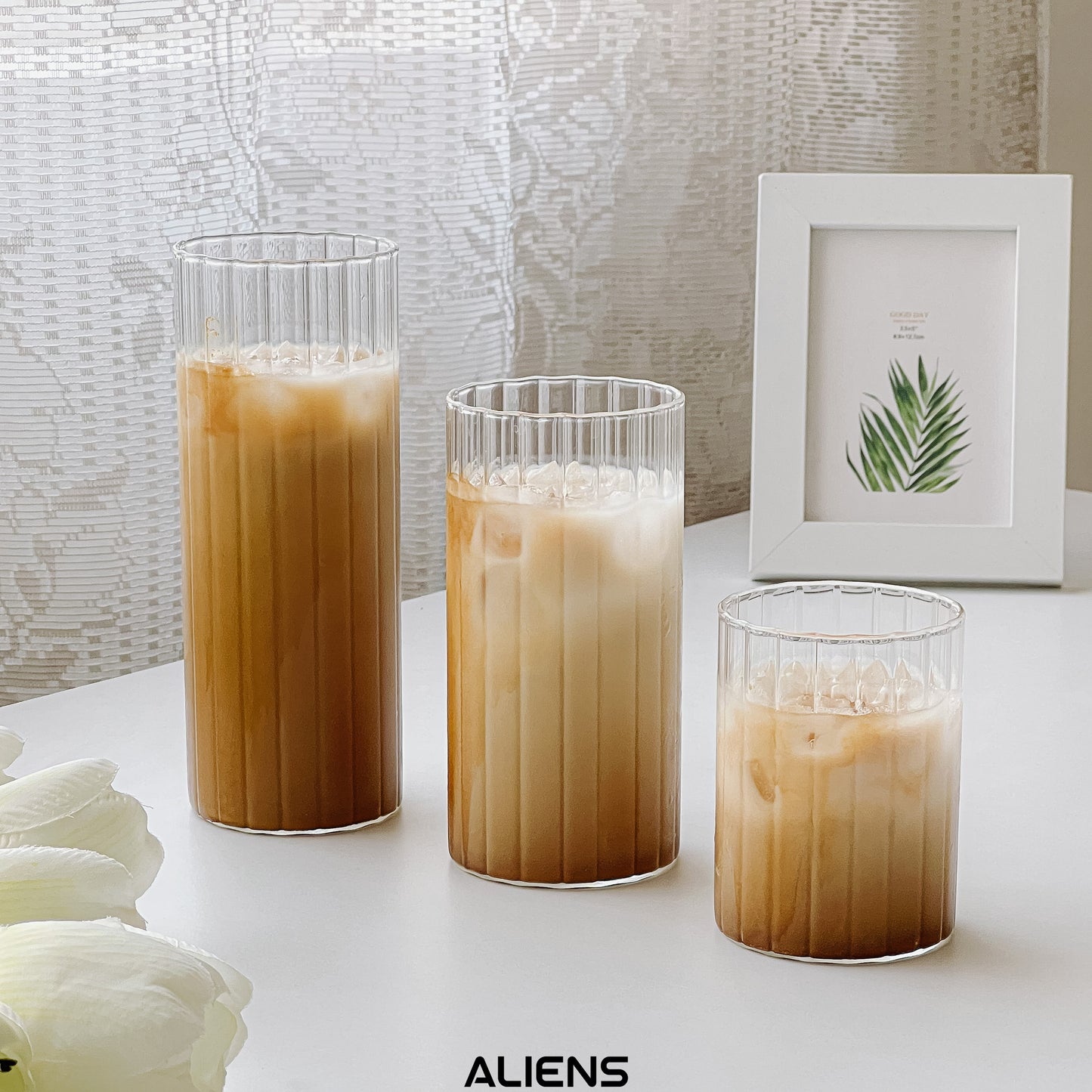 كأس زجاجي شفاف