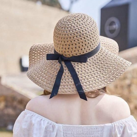 قبعة قش بشريط اسود