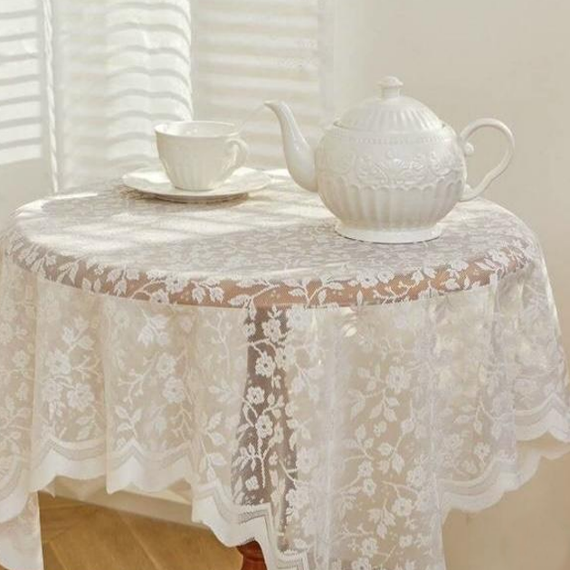 مفرش طاولة بنقشات الزهور