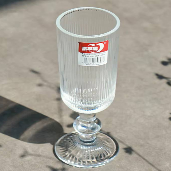 كأس زجاجي مخطط