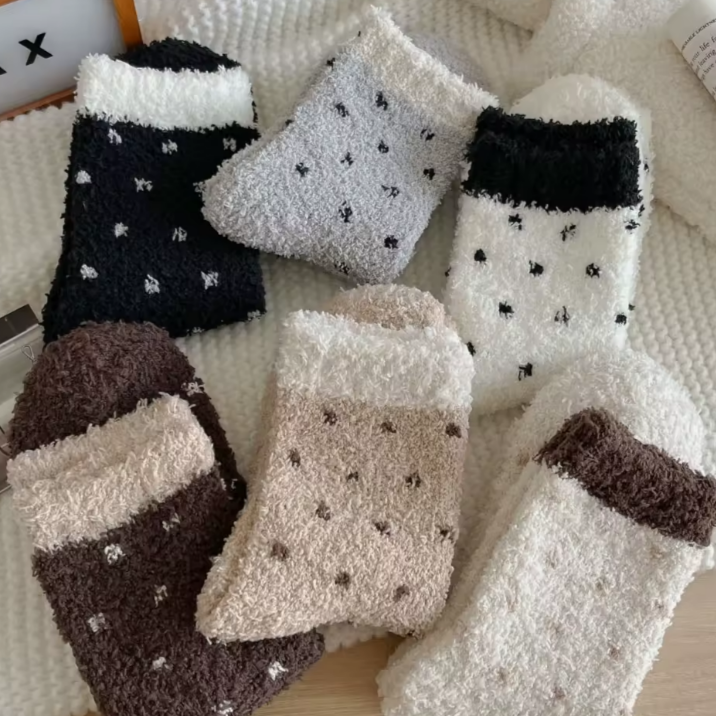 جواريب ناعمة منقطة