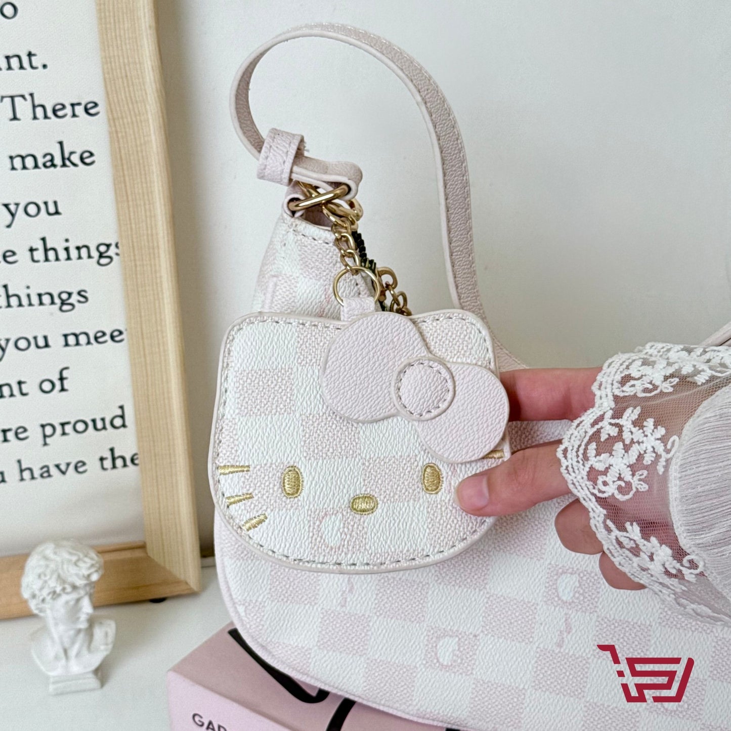 حقيبة يد صغيرة مع مدالية هيلو كيتي