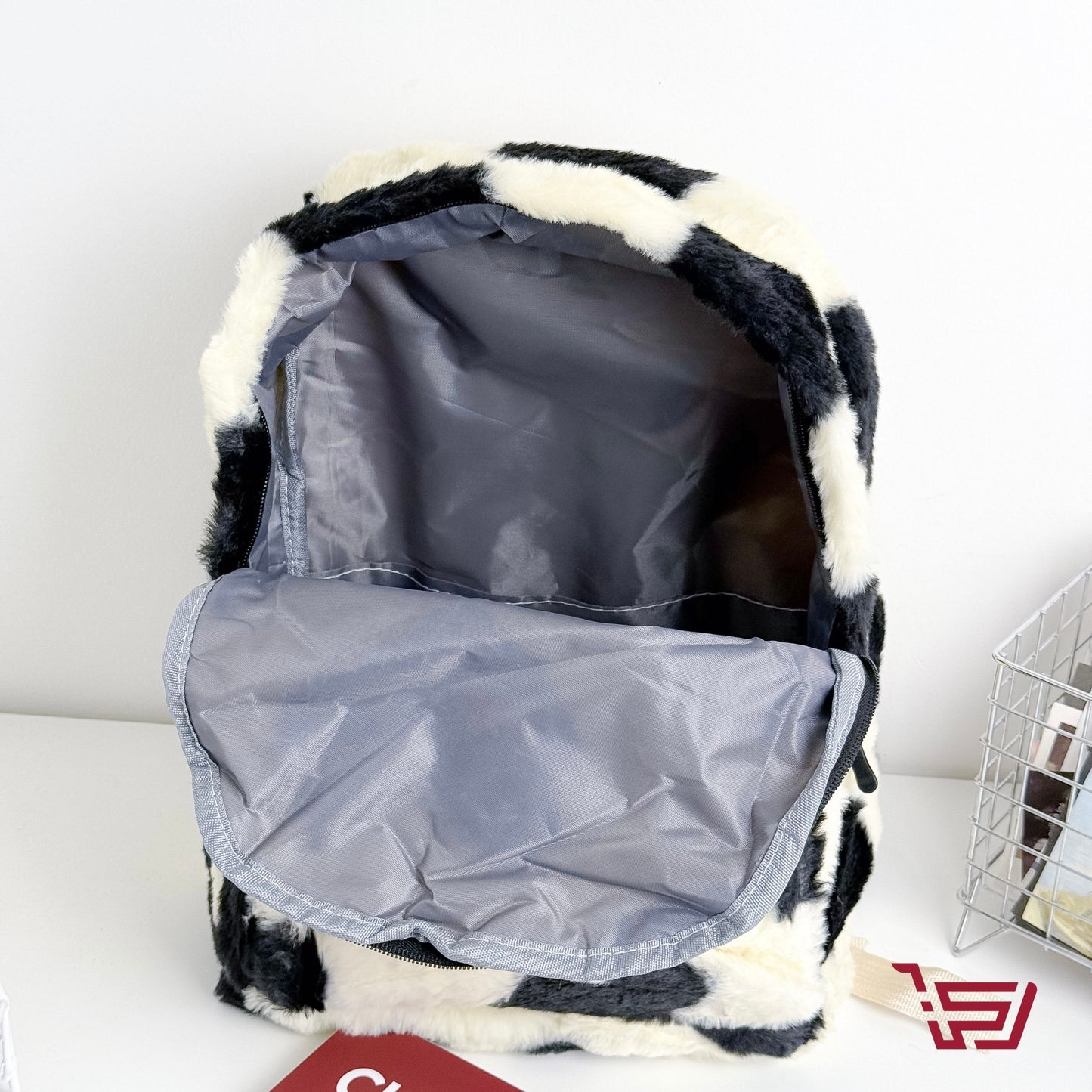 حقيبة ظهر فرو منقطة