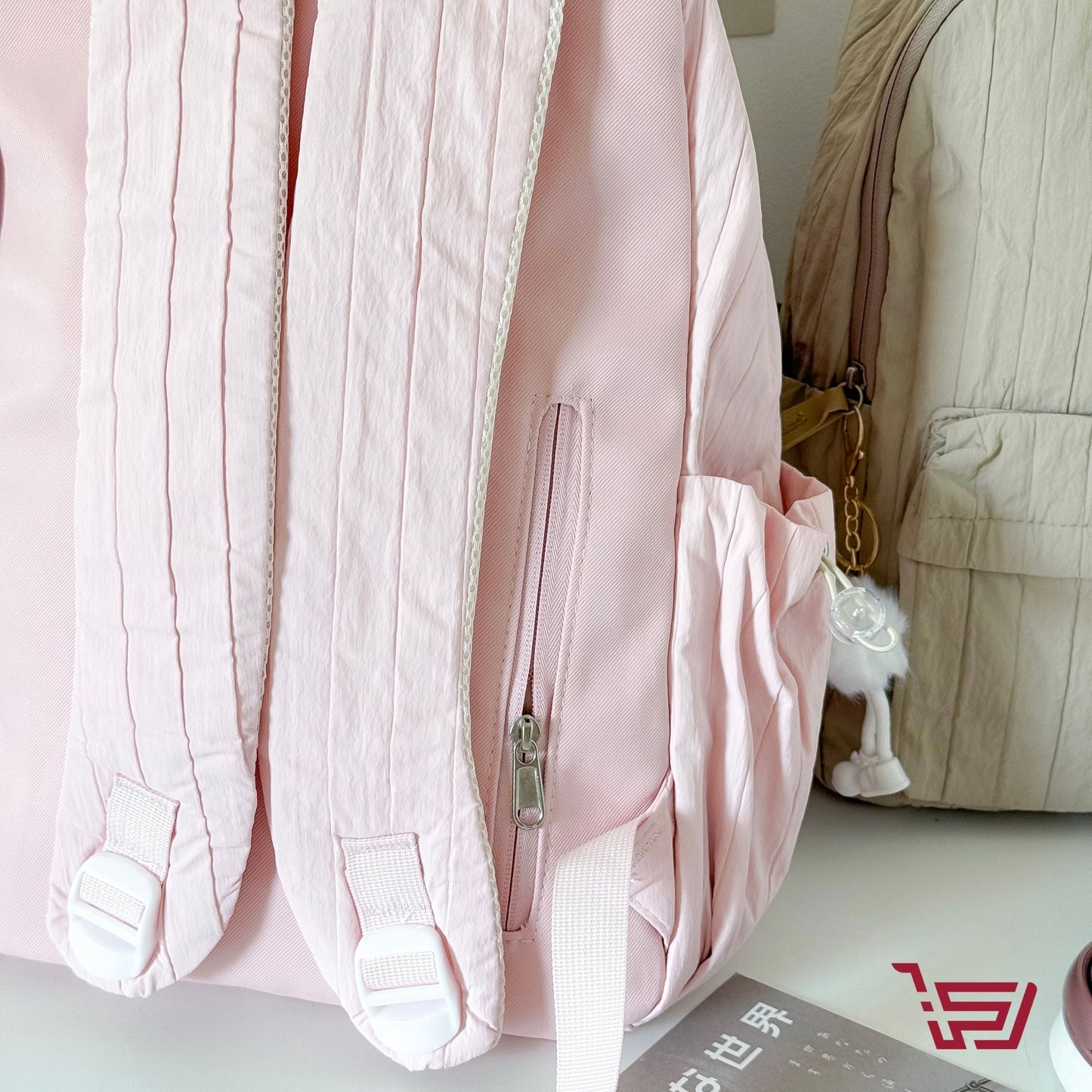 حقيبة ظهر مع مدالية