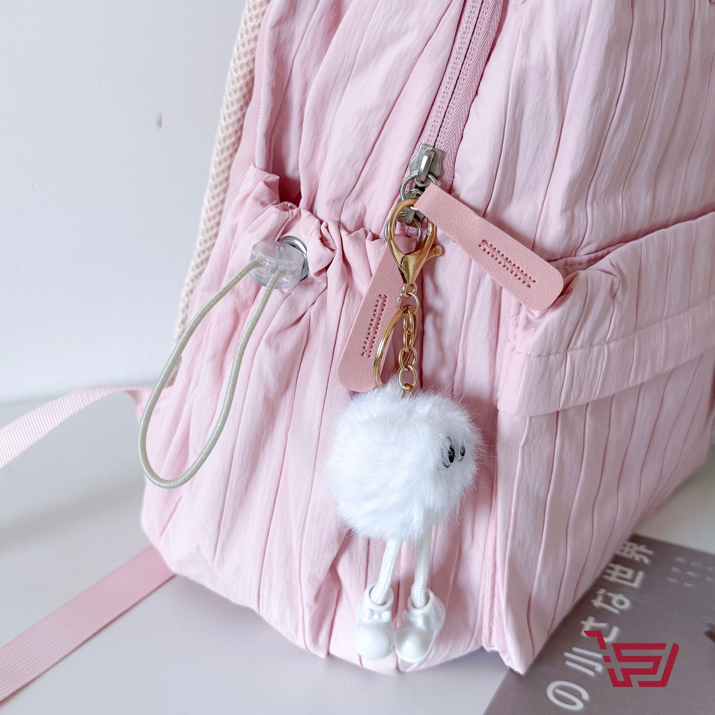 حقيبة ظهر مع مدالية