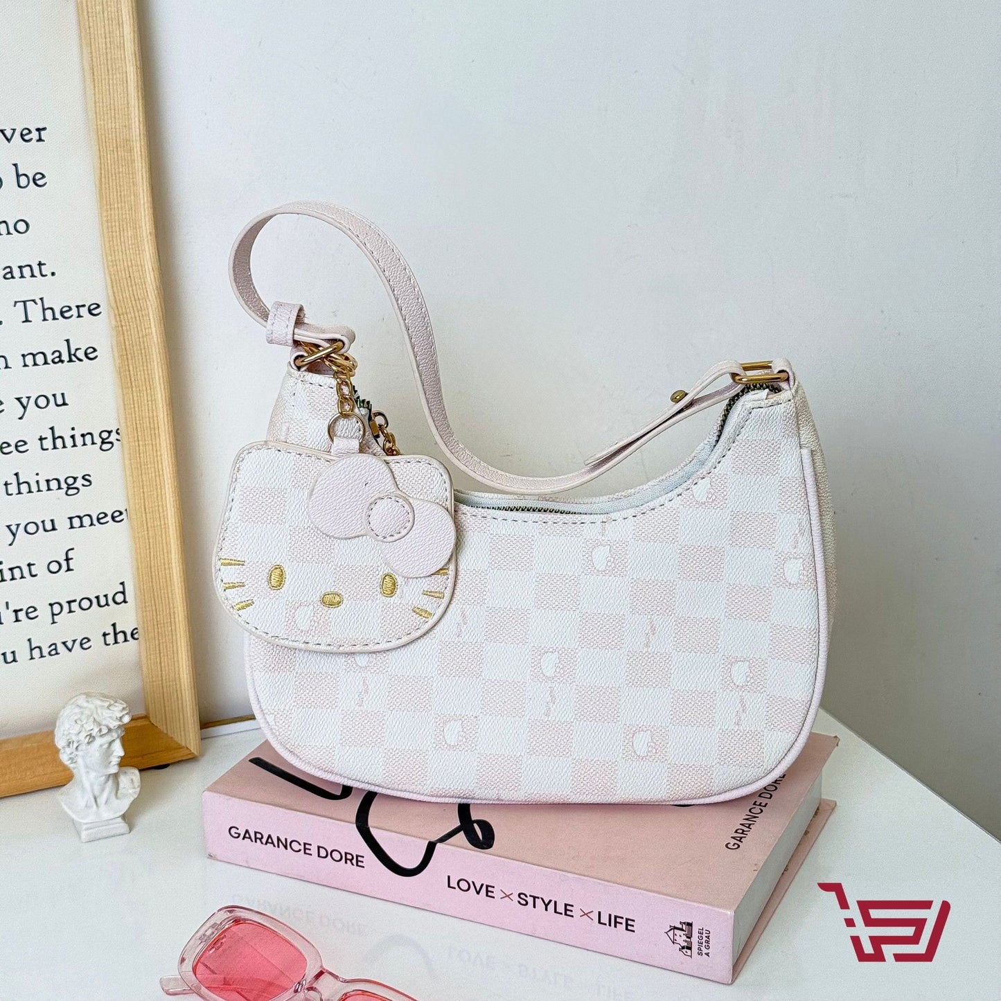 حقيبة يد صغيرة مع مدالية هيلو كيتي