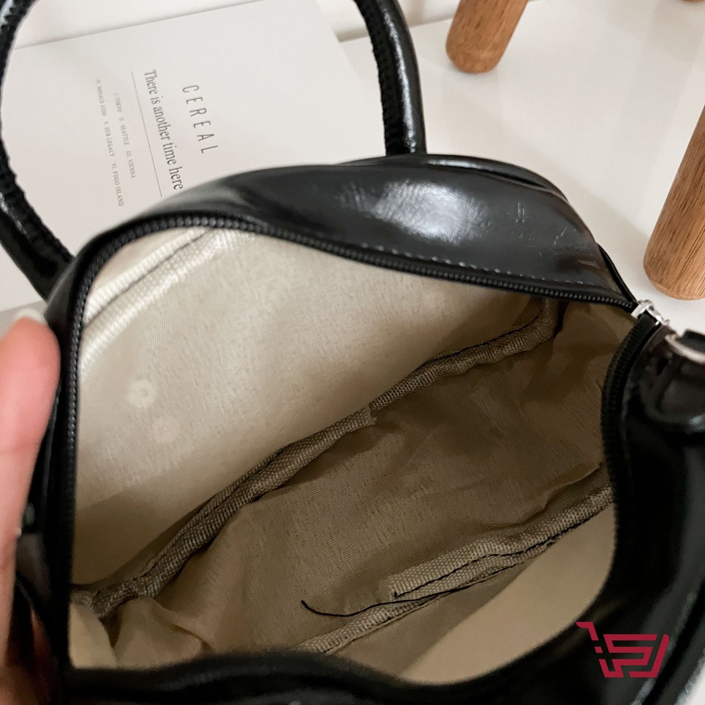 حقيبة يد جلد صغيرة