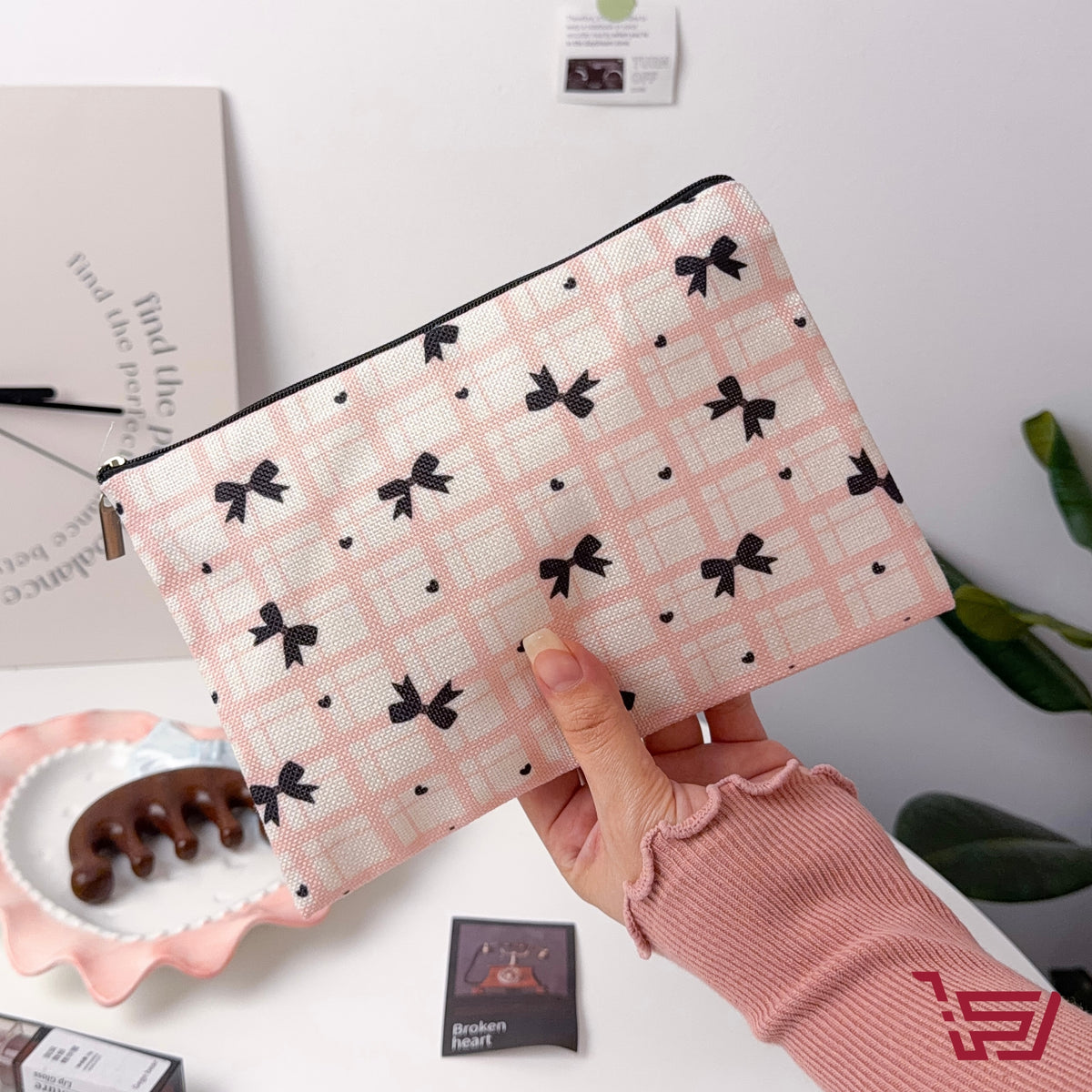 محفظة كوزمتك وردي bowtie