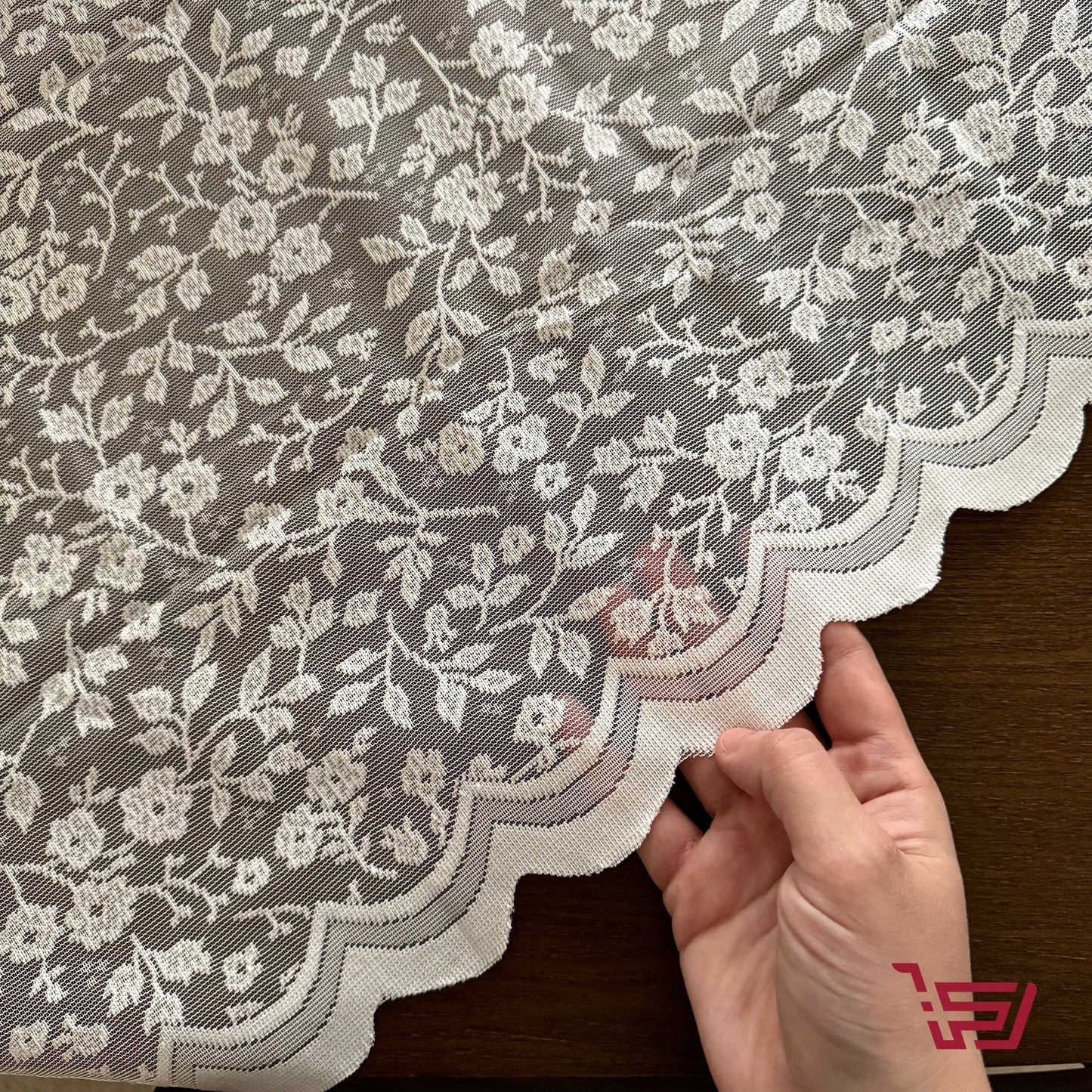 مفرش طاولة بنقشات الزهور