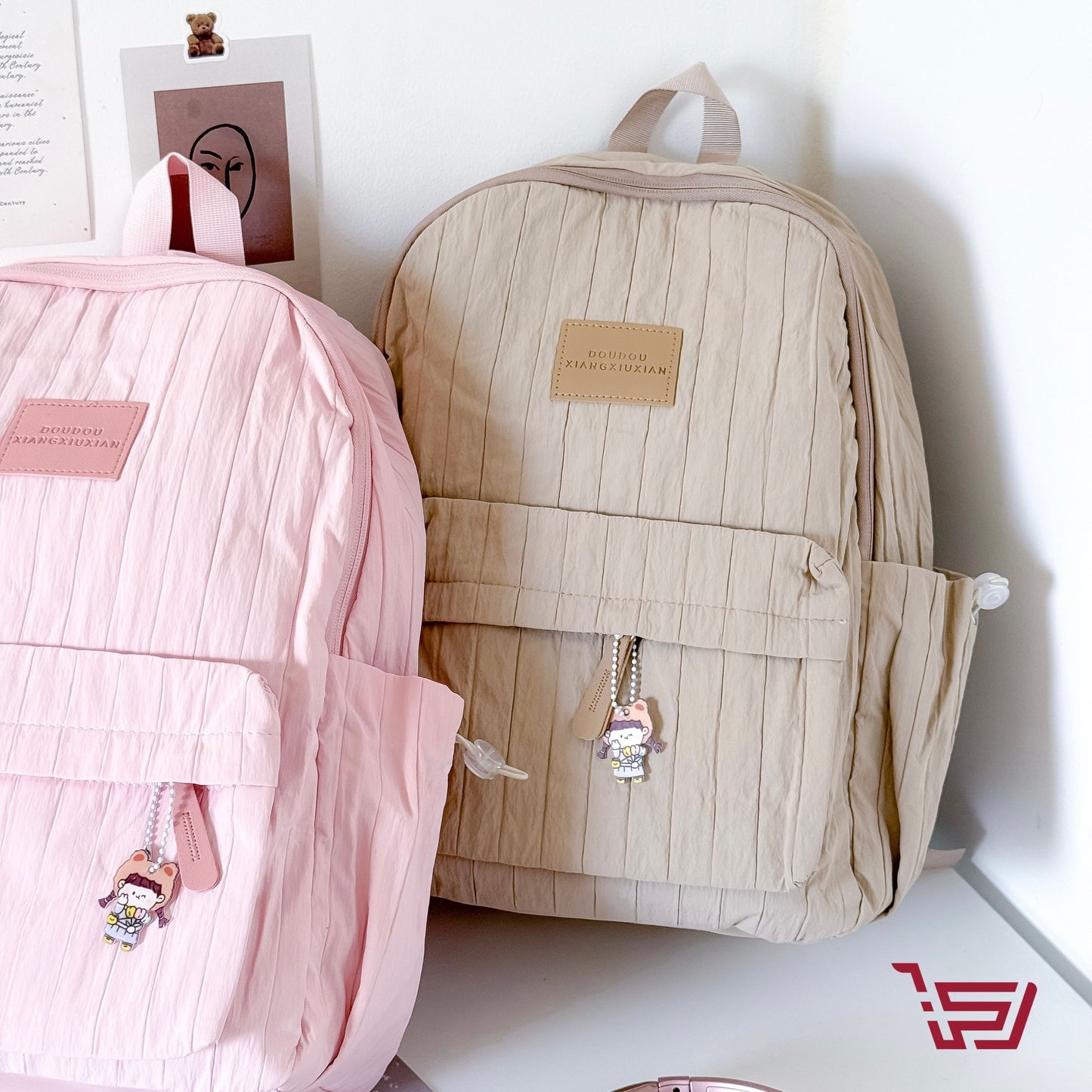 حقيبة ظهر مع مدالية