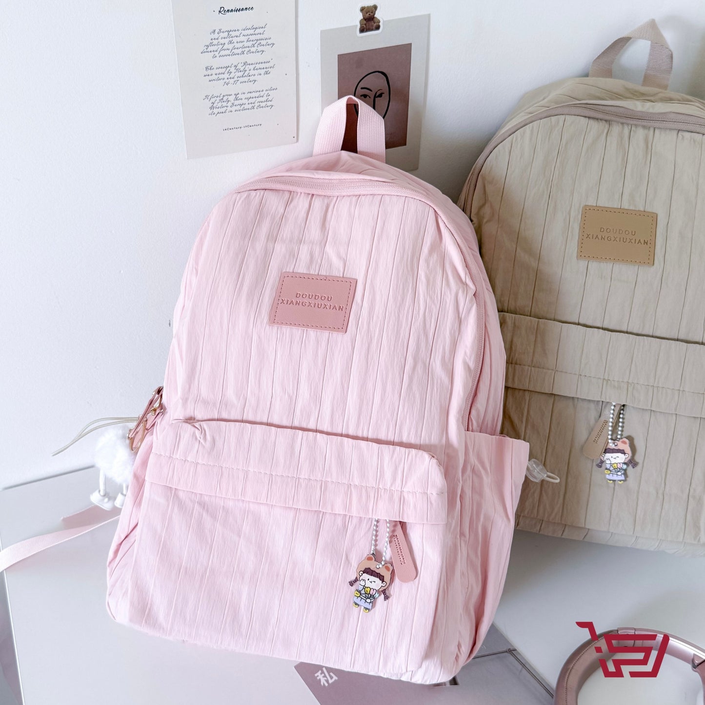 حقيبة ظهر مع مدالية