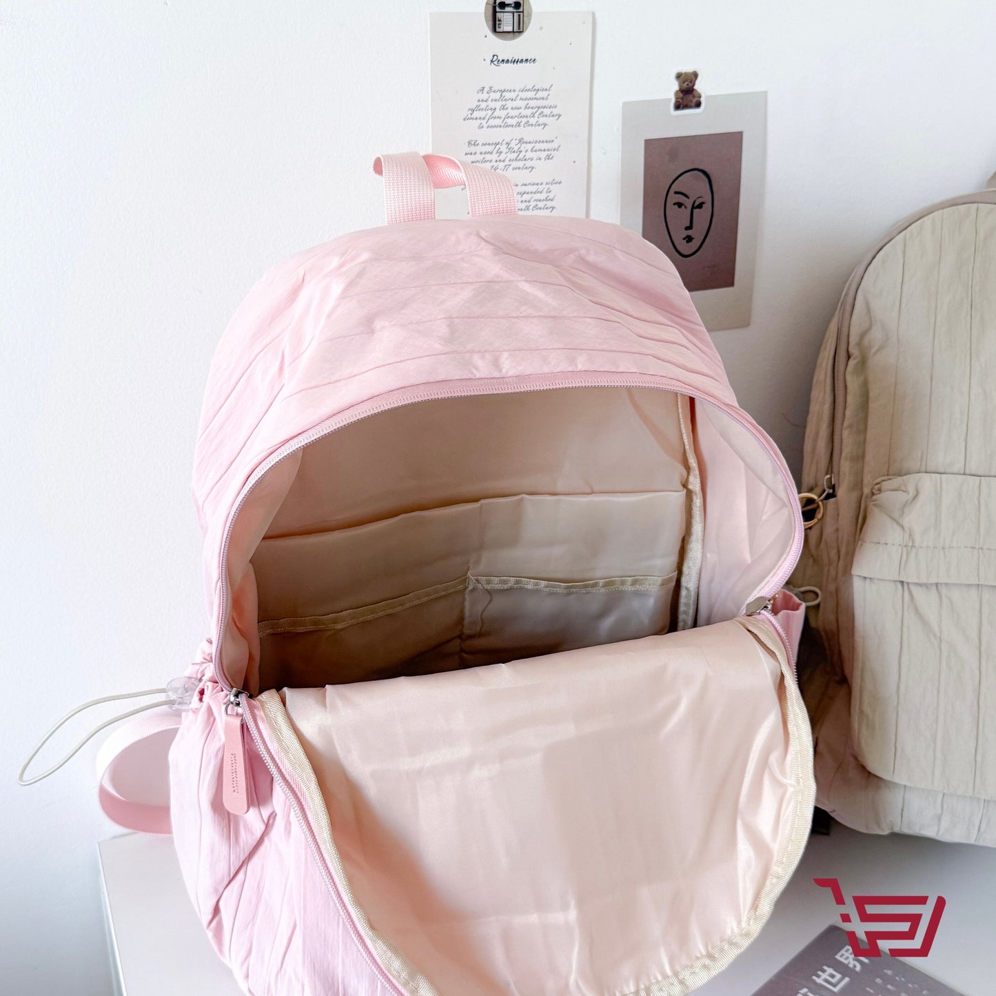 حقيبة ظهر مع مدالية