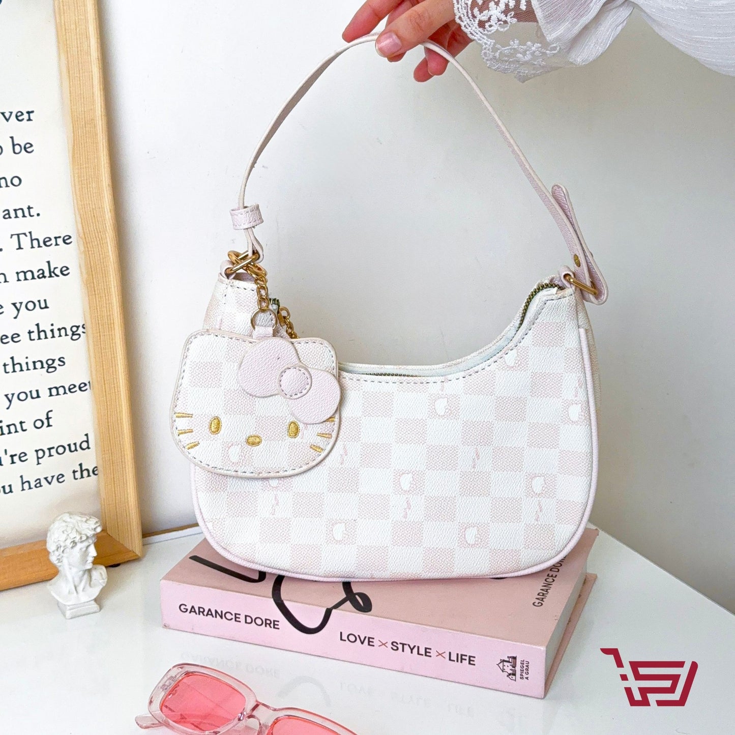 حقيبة يد صغيرة مع مدالية هيلو كيتي
