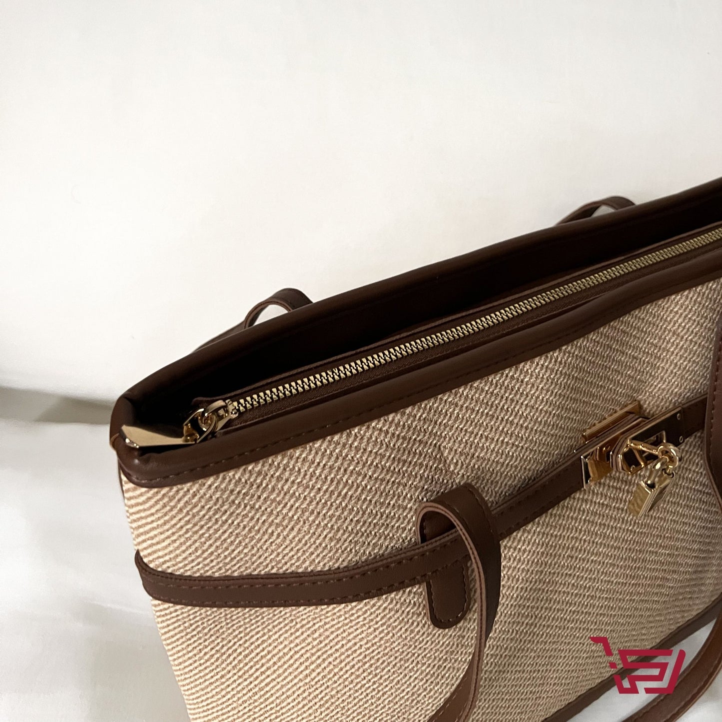 حقيبة كتف كبيرة