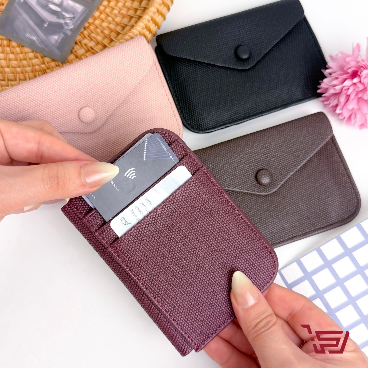 محفظة نقود وبطاقات