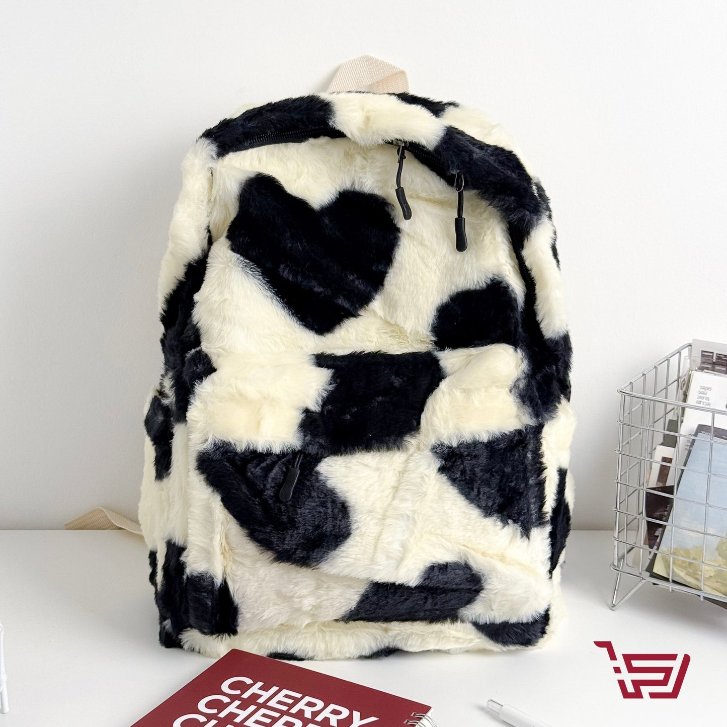 حقيبة ظهر فرو منقطة