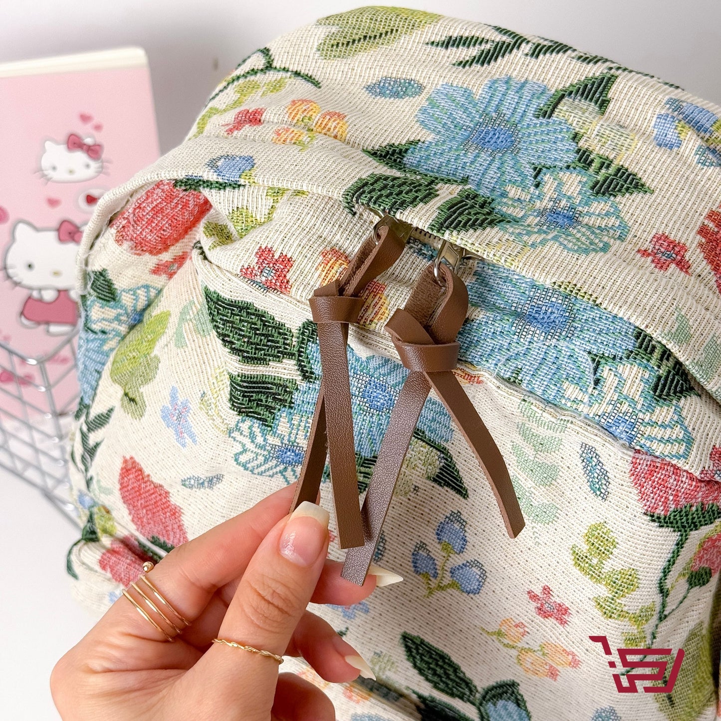 حقيبة ظهر بنقشات الورود