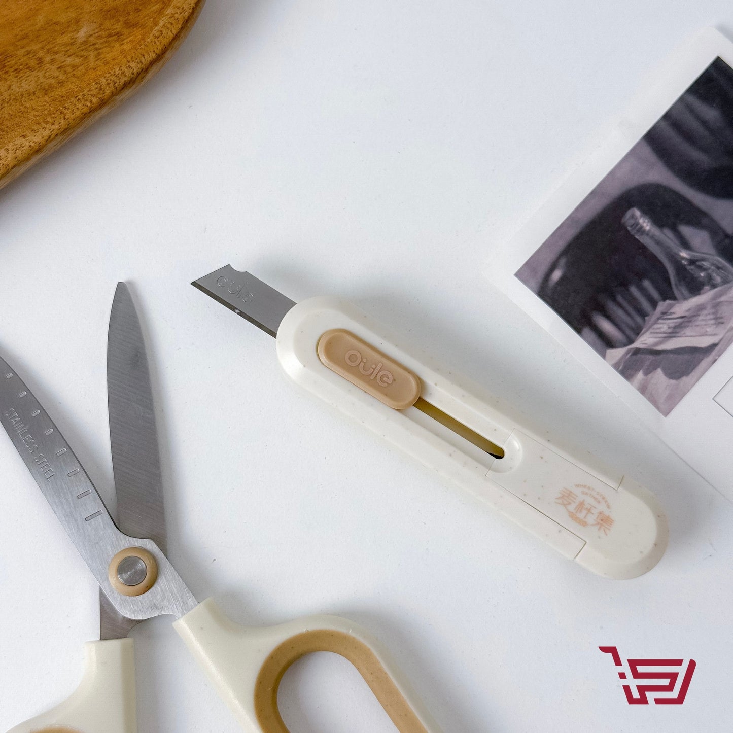 مقص متعدد الاستخدمات بشفرة مخفية