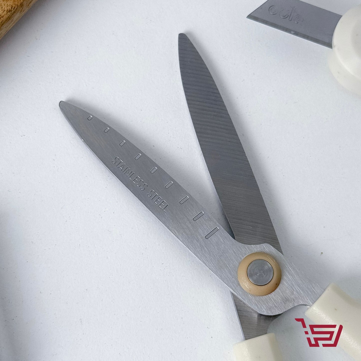 مقص متعدد الاستخدمات بشفرة مخفية