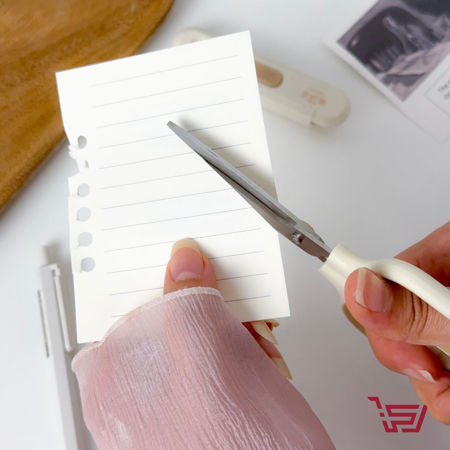 مقص متعدد الاستخدمات بشفرة مخفية