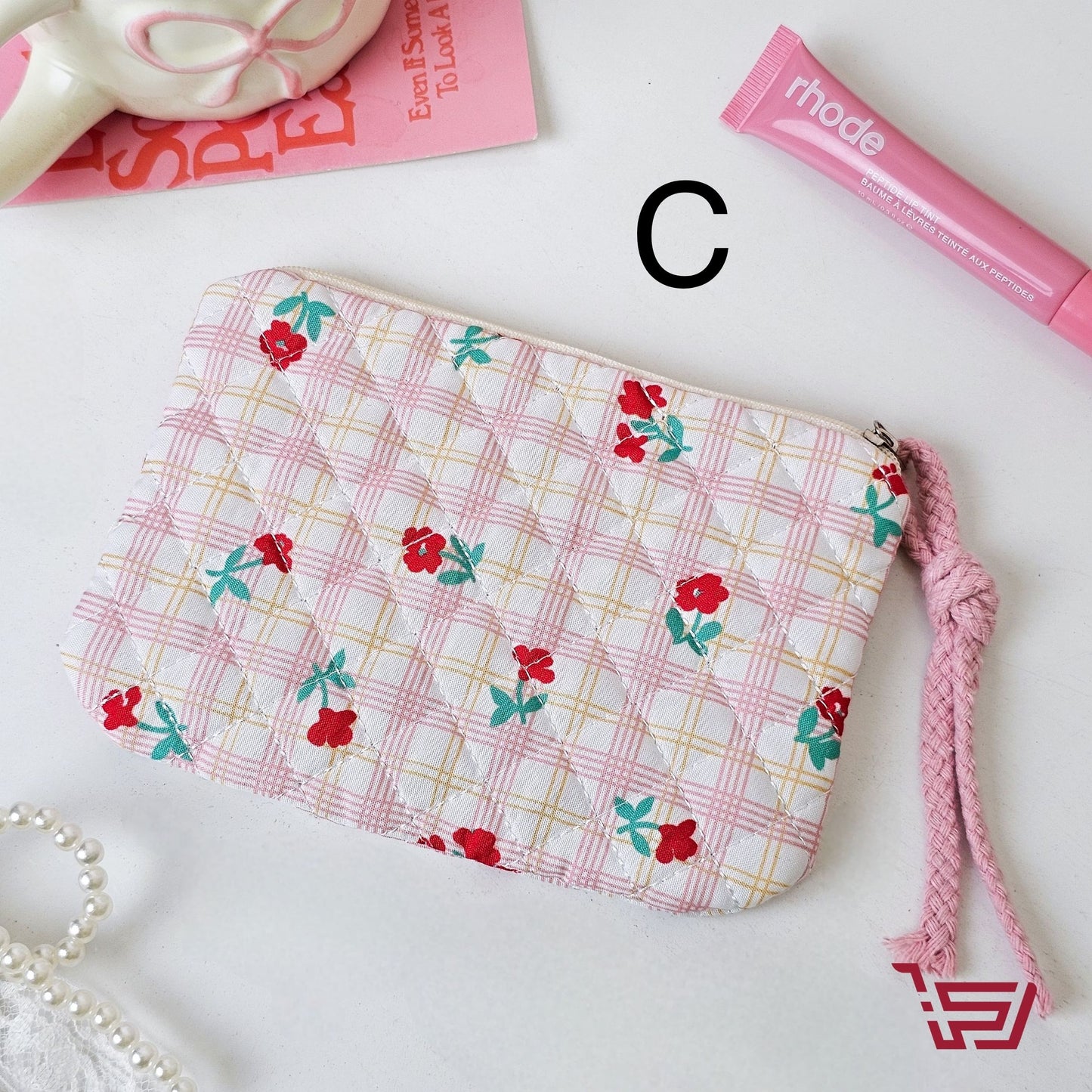 محفظة كوزمتك بأشكال مختلفة