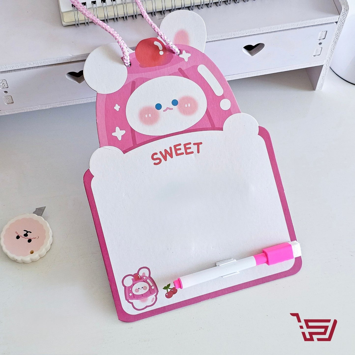 سبورة صغيرة مع قلم وممحاة