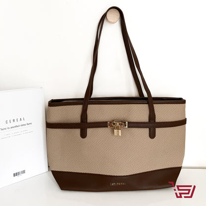 حقيبة كتف كبيرة