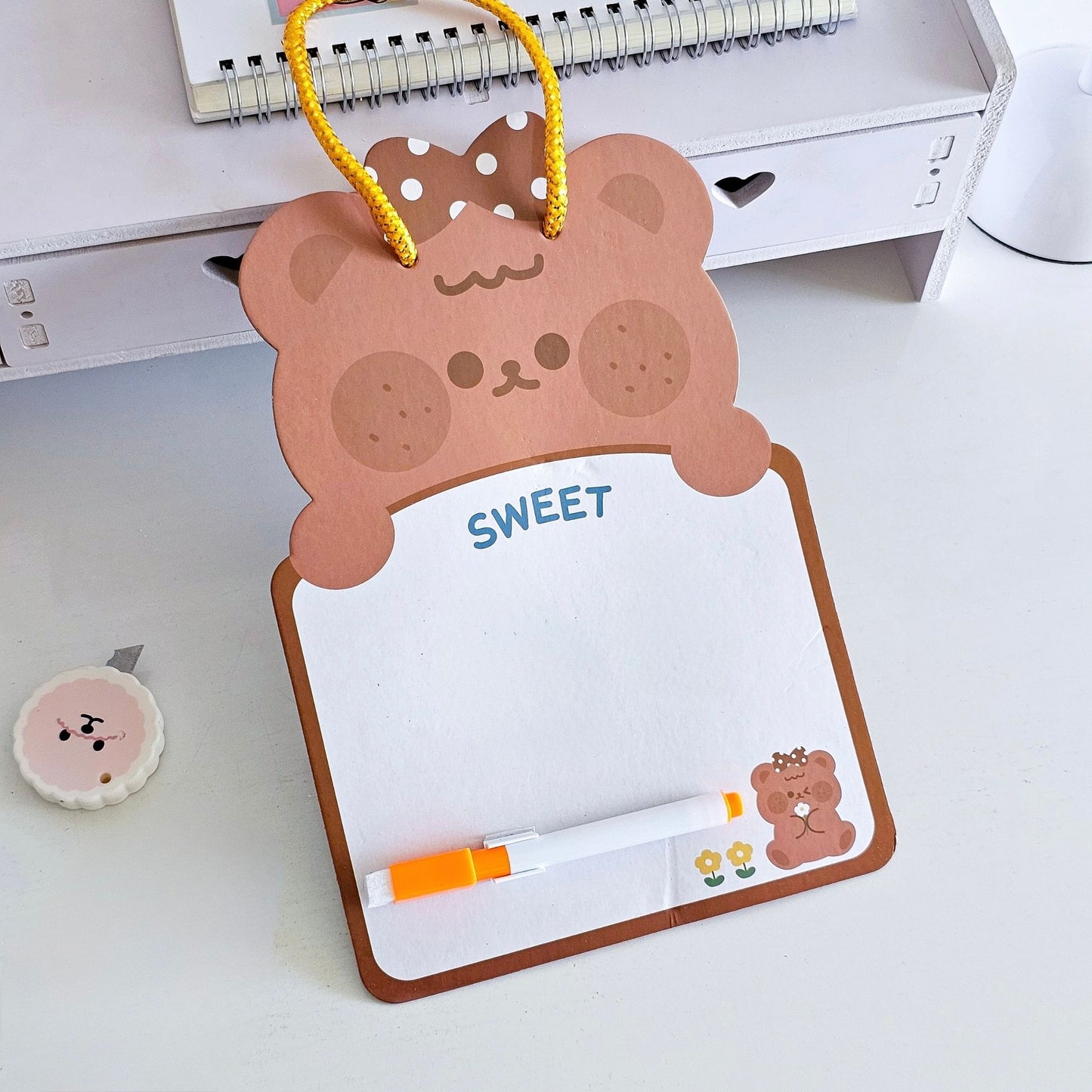 سبورة صغيرة مع قلم وممحاة