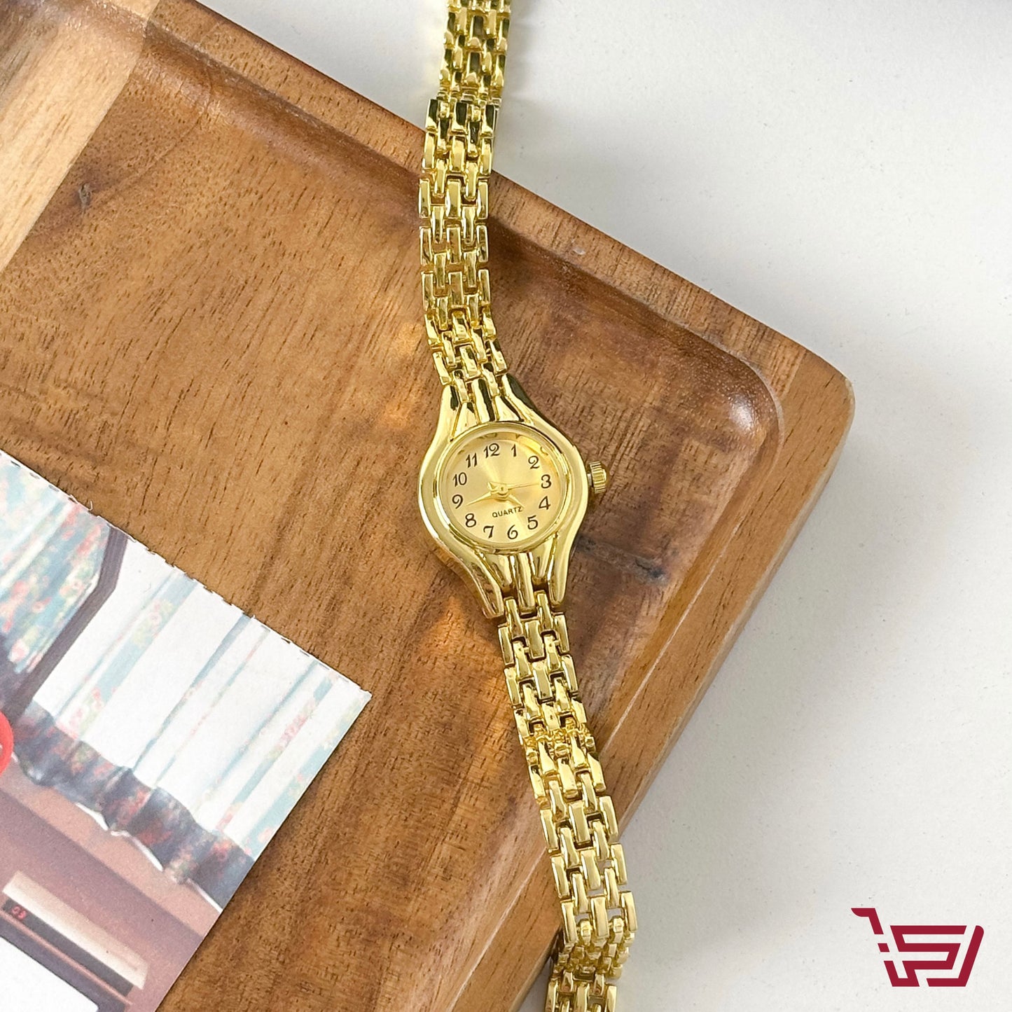 ساعة  يد ذهبية