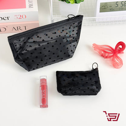 محفظة مكياج بنقشات القلوب