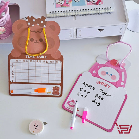 سبورة صغيرة مع قلم وممحاة