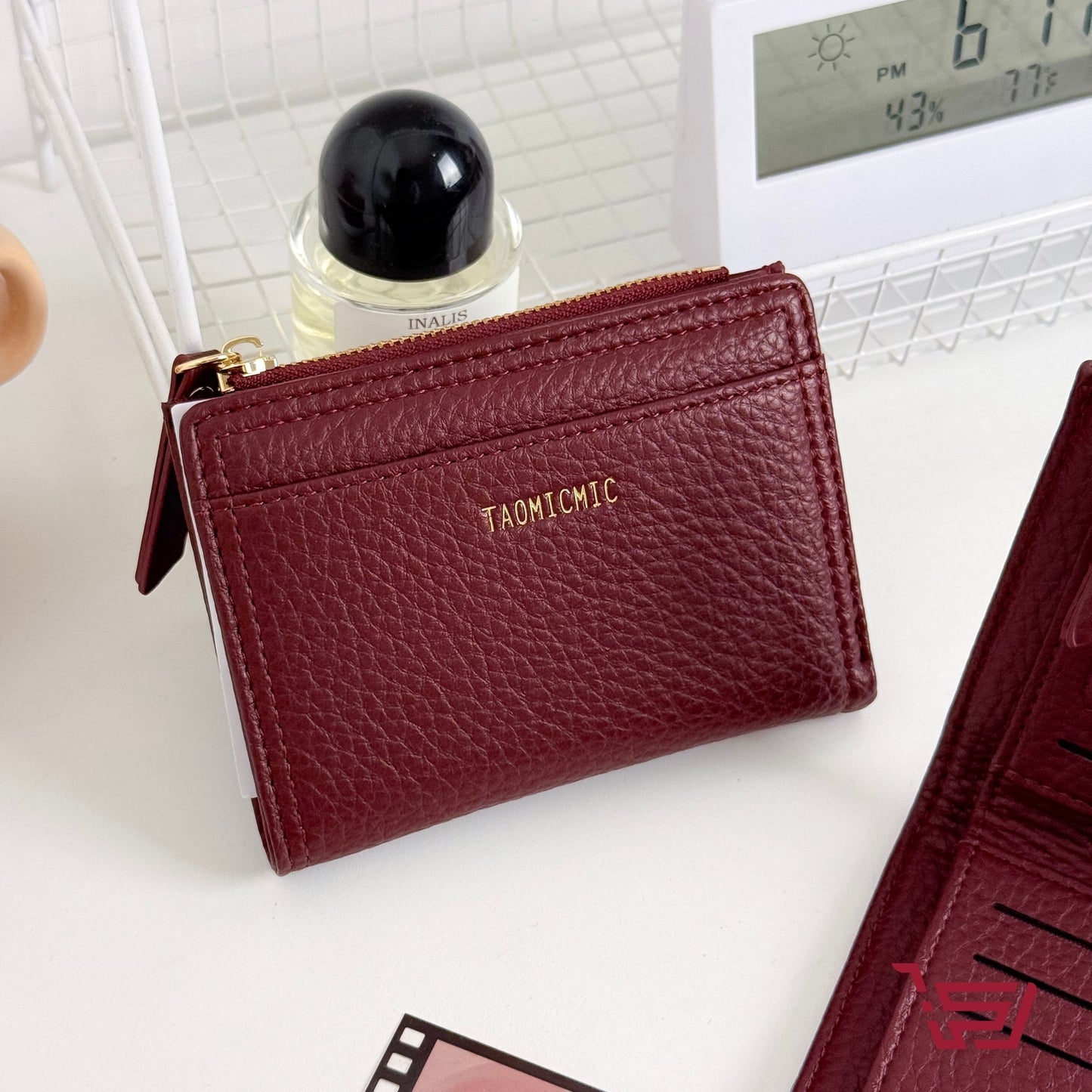 محفظة نقود وبطاقات نسائية