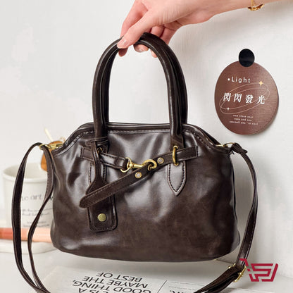 حقيبة يد جلد صغيرة