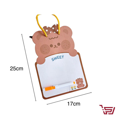 سبورة صغيرة مع قلم وممحاة