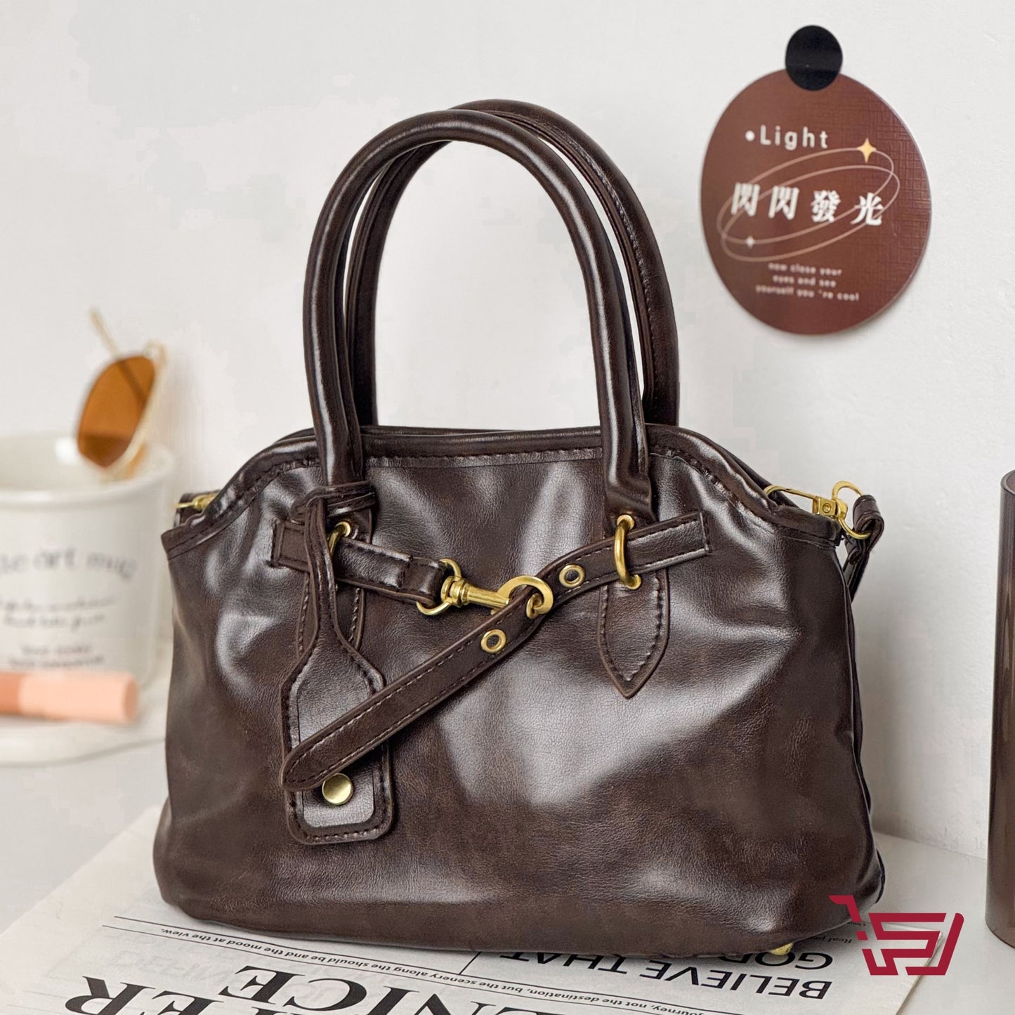 حقيبة يد جلد صغيرة