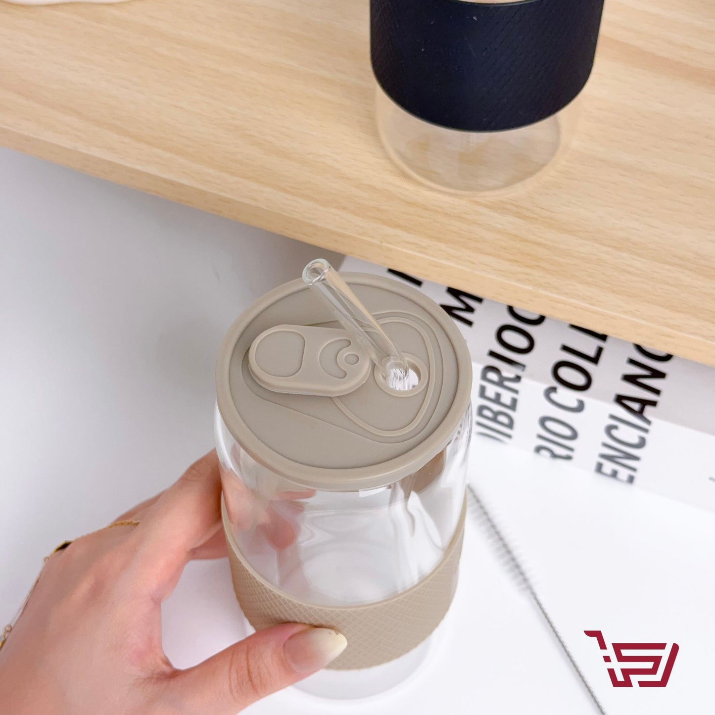 كوب زجاجي مع قصبة و غطاء