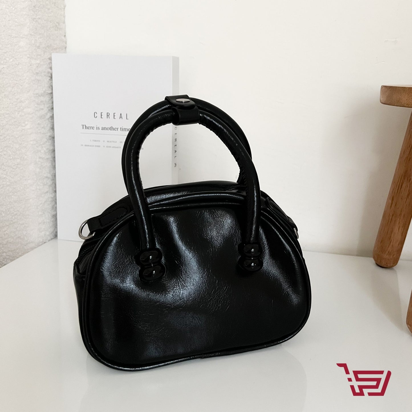 حقيبة يد جلد صغيرة