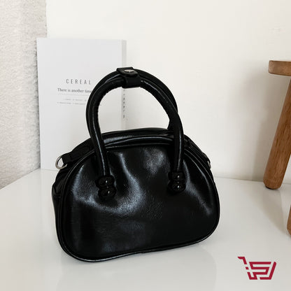 حقيبة يد جلد صغيرة