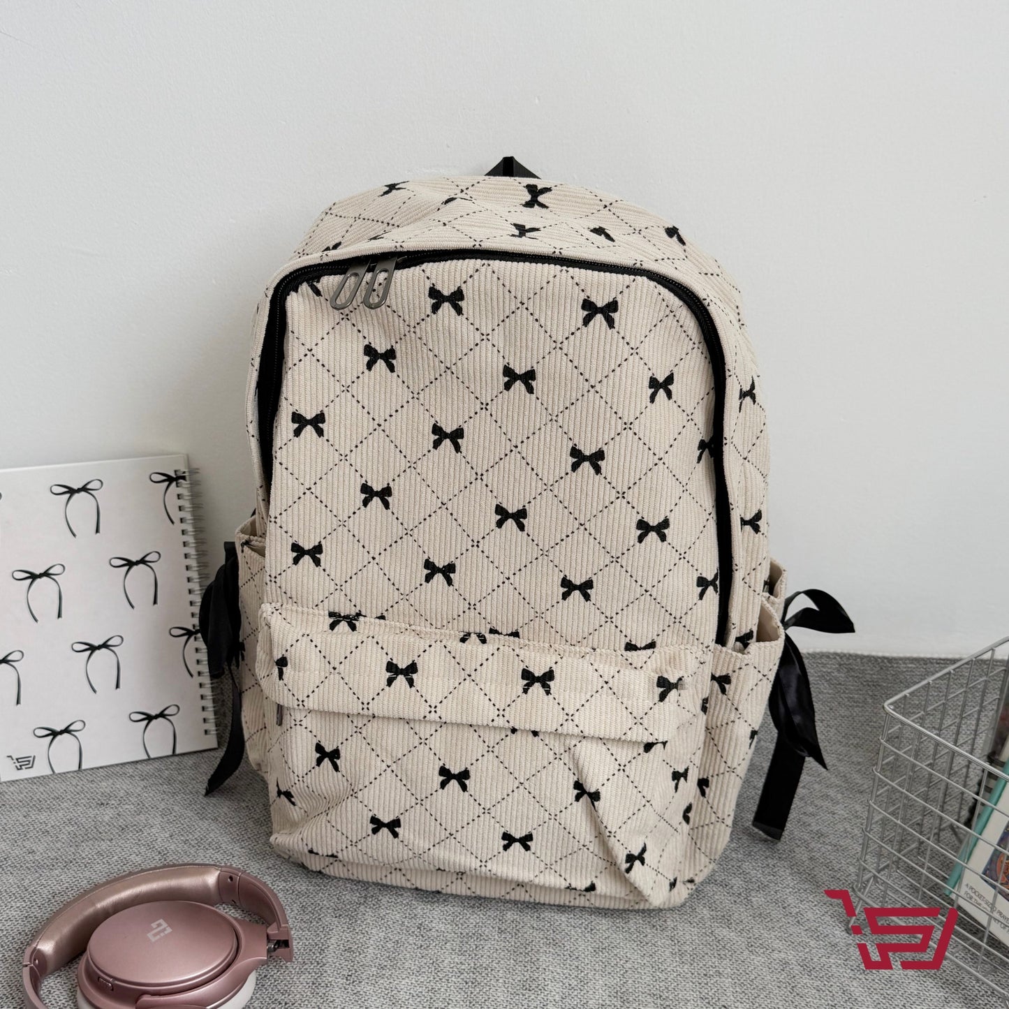 حقيبة ظهر بطبعة الفيونكة