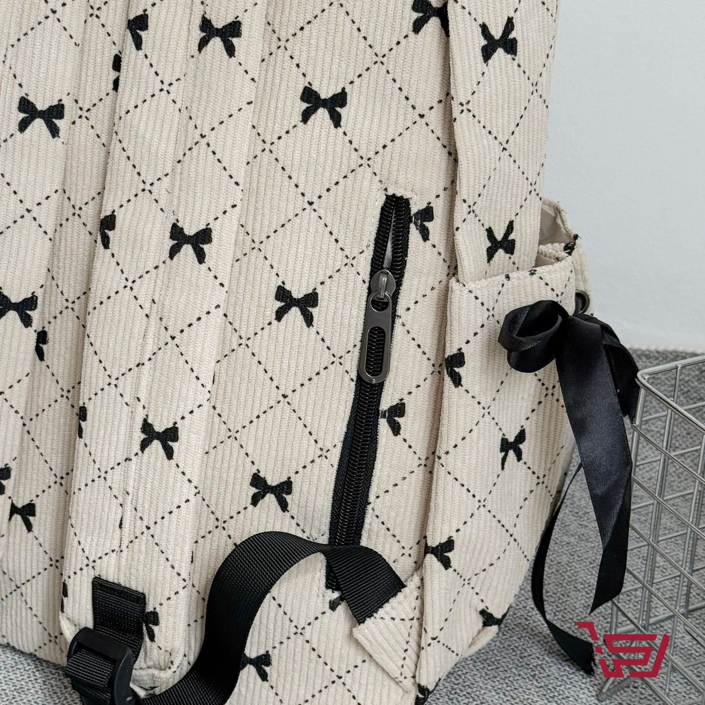 حقيبة ظهر بطبعة الفيونكة