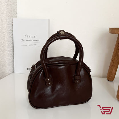 حقيبة يد جلد صغيرة