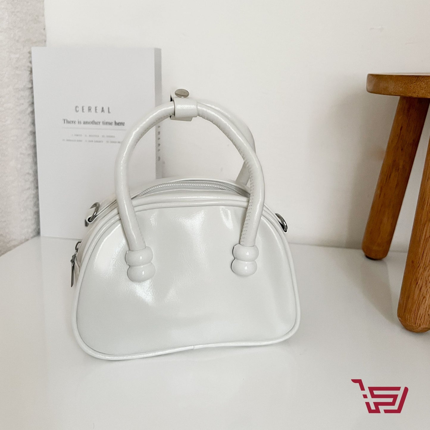 حقيبة يد جلد صغيرة