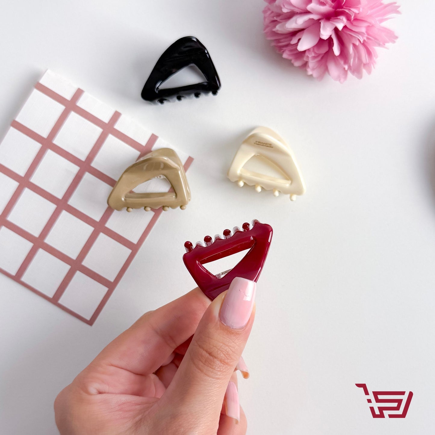 قراصة شعر صغيرة